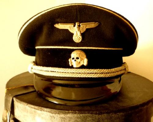 SS OFFICERS VISOR IN ITS KLEIDERKASSE BOX.