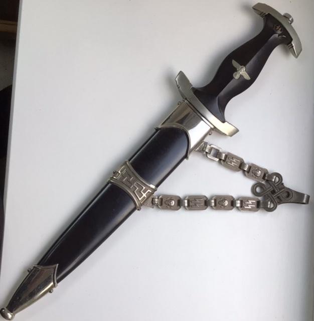 NEAR MINT SS CHAINED DAGGER.