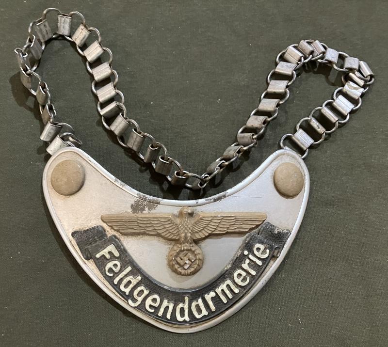 FELDGENDARMERIE GORGET.